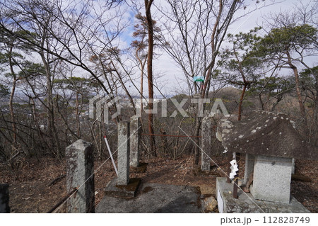 足利市　山川長林寺から大坊山ハイキング　山川浅間山頂の石祠　2024年2月17日 112828749