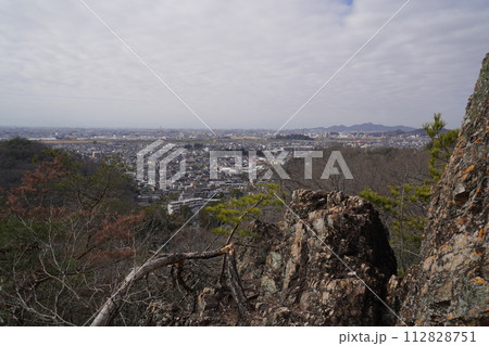 足利市　山川長林寺から大坊山ハイキング　山川浅間山頂付近の見晴の良い岩から　2024年2月17日 112828751
