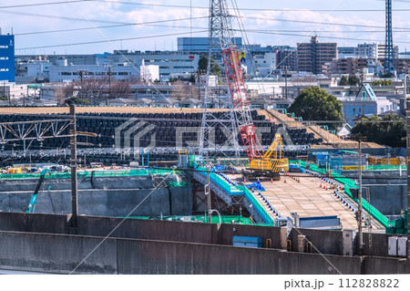 日本の相模原都市景観 橋本駅前で進む中央新幹線の神奈川県駅（仮称）新設工事や黒い袋などを望む＝3月 112828822