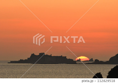 軍艦島の夕景 軍艦島の夕景 112829518