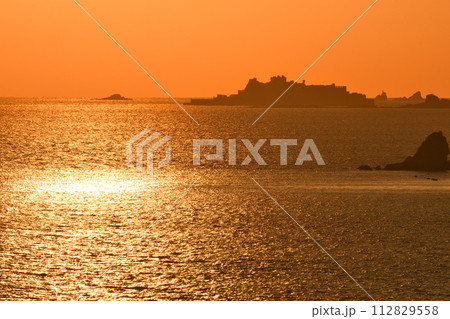 軍艦島の夕景 112829558