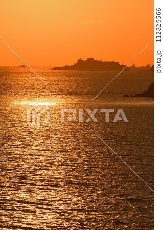 軍艦島の夕景 112829566