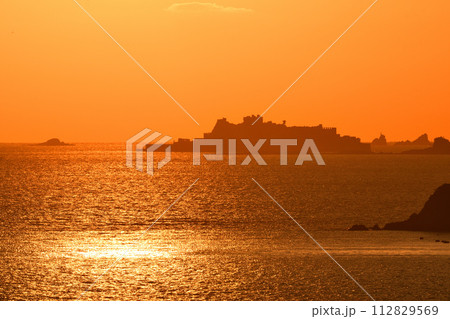 軍艦島の夕景 112829569