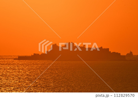 軍艦島の夕景 112829570