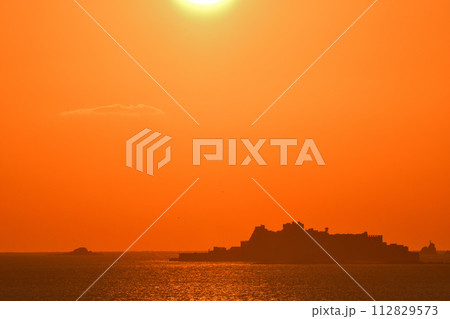 軍艦島の夕景 軍艦島の夕景 112829573