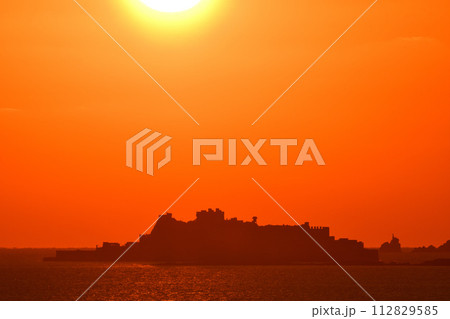 軍艦島の夕景 112829585