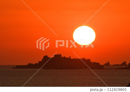 軍艦島の夕景 112829601