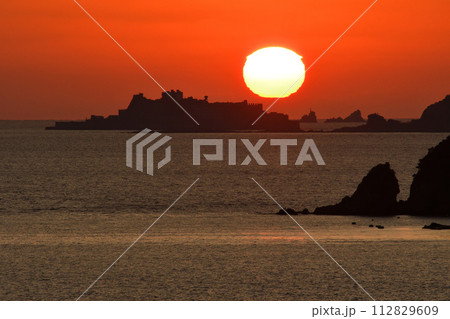 軍艦島の夕景 軍艦島の夕景 112829609