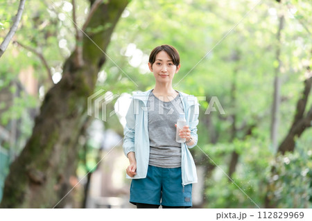 ランニング　走る　女性 112829969