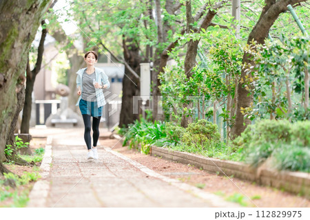 ランニング 走る 女性 ランニング 走る 女性 112829975
