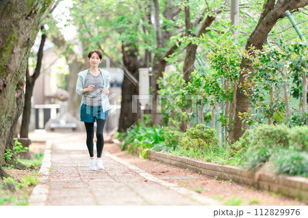 ランニング　走る　女性 112829976