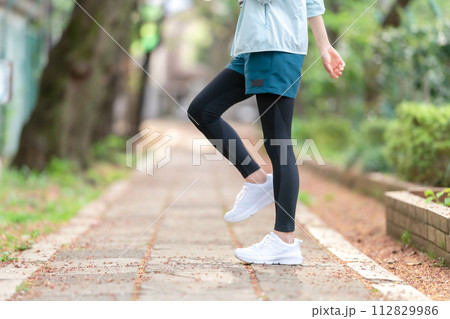 膝関節 足元 ウォーキング 膝関節 足元 ウォーキング 112829986