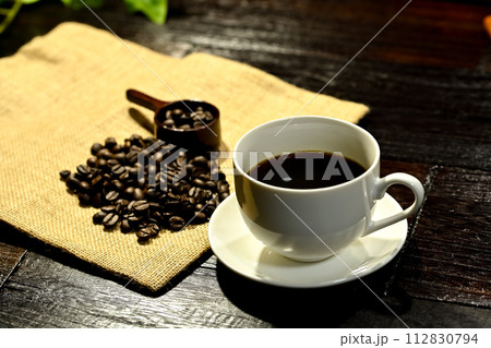 コーヒー豆と挽いたコーヒー コーヒー豆と挽いたコーヒー 112830794