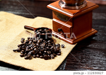 コーヒー豆と挽いたコーヒーミル コーヒー豆と挽いたコーヒーミル 112830827