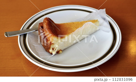皿にのった一切れのチーズケーキ 皿にのった一切れのチーズケーキ 112831096