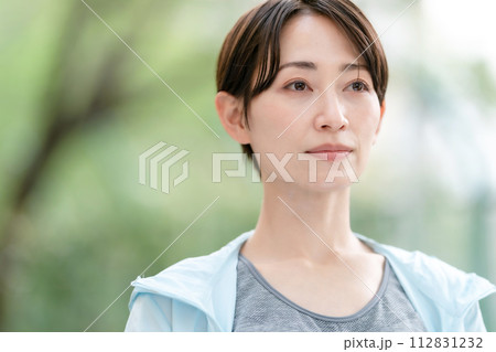 ミドル女性 スポーツウェア ポートレート ミドル女性 スポーツウェア ポートレート 112831232