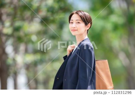 女性 ビジネス ポートレート 女性 ビジネス ポートレート 112831296