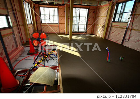 セルフレベラーで下地を仕上げた… 建築中の注文住宅の床 112831784
