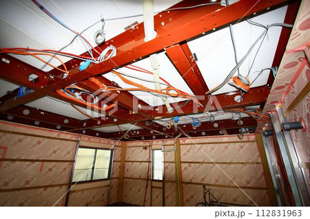 建築工事中の注文住宅… 重量鉄骨造の梁 112831963