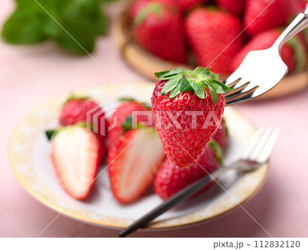 新鮮な美味しい いちご まりひめ 和歌山県産 112832120