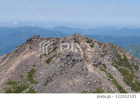 白山御前峰から見る剣ヶ峰 白山御前峰から見る剣ヶ峰 112832185