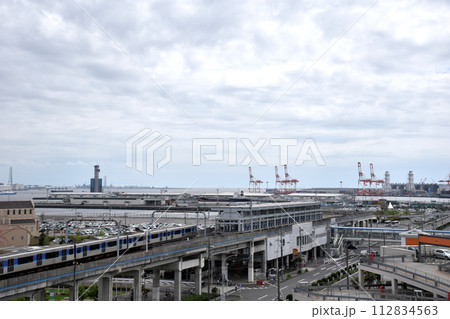 曇り空の下、金城ふ頭の電車駅 曇り空の下、金城ふ頭の電車駅 112834563