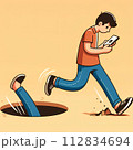 歩きながらスマートフォンに目を落として穴に落ちそうになっている横向きの人 112834694