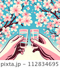満開の桜の樹の下で乾杯する手のアップ 112834695