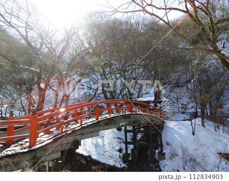 雪の積もった赤い橋　2月 112834903