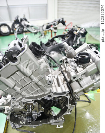 整備中の大型バイクのエンジン 112835074