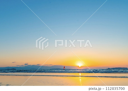 夕日の沈む海の風景 112835700