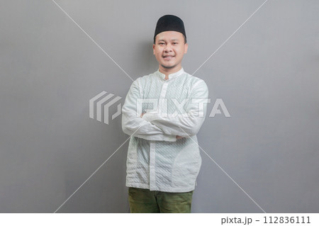 Asian Muslim man standing with crossed arm 112836111