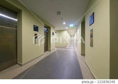 バンコク コンドミニアムのエレベーターホール elevator hall in condo, BKK 112836148