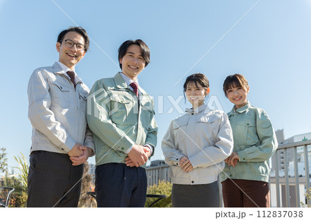 男女4人の若いエンジニア 112837038