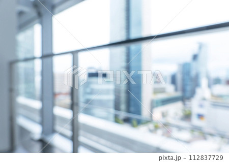 ビジネス街の背景ぼかし 112837729