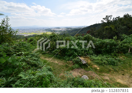 摂津「芥川山城」の登城道や石垣 本丸からの眺望 摂津「芥川山城」の登城道や石垣 本丸からの眺望 112837831