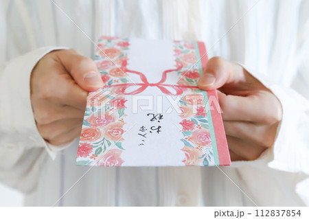 入学祝いを渡す手元 112837854