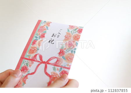 入学祝いを渡す手元 112837855