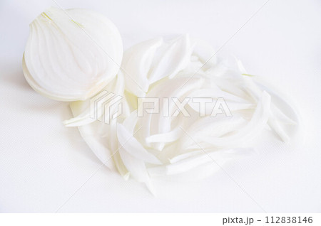 スライスした玉ねぎ スライスした玉ねぎ 112838146