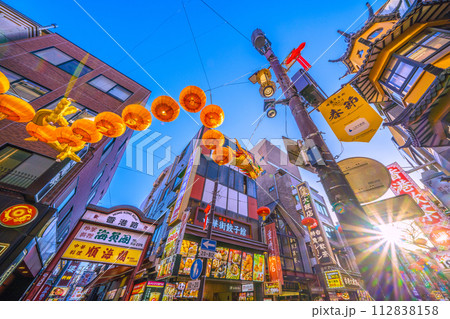 日本の横浜都市景観 希望の光…中華街大通り香港路前のドラゴンランタン（2024春節燈花）などを望む 112838158