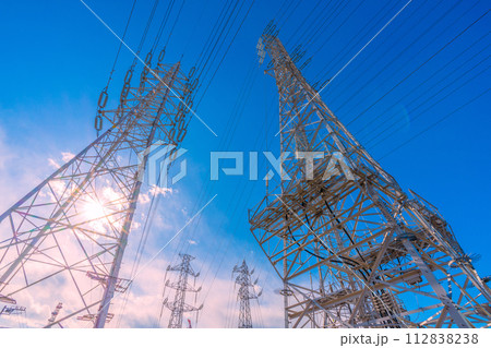 日本の相模原都市景観 青空に映えるいくつもの高圧線などを望む 112838238
