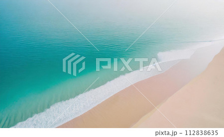 爽やかな青い海と砂浜を俯瞰した風景 112838635