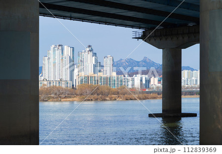 Seoul Downtown with river lake skyline, South Korea. Financial district and business centers in smart urban city in Asia. Skyscraper and high-rise buildings. 112839369