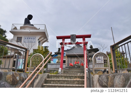 春の八尾比丘尼公園の道祖伸 静岡 春の八尾比丘尼公園の道祖伸 静岡 112841251