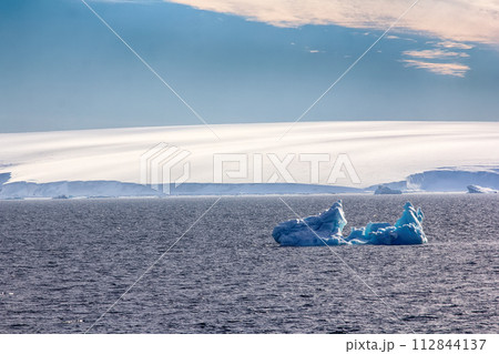 Icebergs, glaciers, growlers in Arctic ocean 112844137