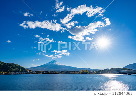 河口湖と富士山　太陽の光芒 112844363