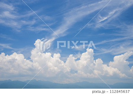 《夏素材》夏の青空と湧き立つ入道雲 112845637