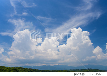 《夏素材》夏の青空と湧き立つ入道雲 112845638