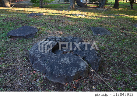 太陽の光が差し込む公園の苔むした石 太陽の光が差し込む公園の苔むした石 112845912