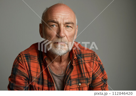portrait of senior man on a solid gray backgroundのイラスト素材 [112846420 ...